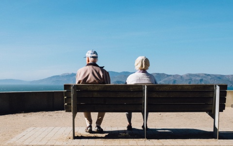 Pensionist:innen auf einer Bank als Symbolbild für Pensionserhöhung