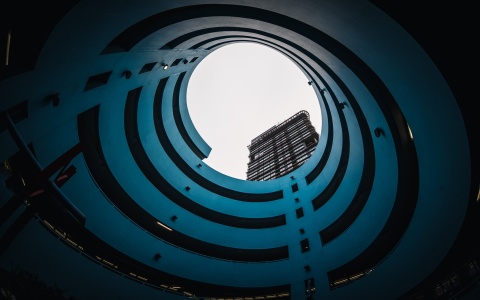 Gebäude in Spiralform als Symbolbild für Profit-Preis-Spirale