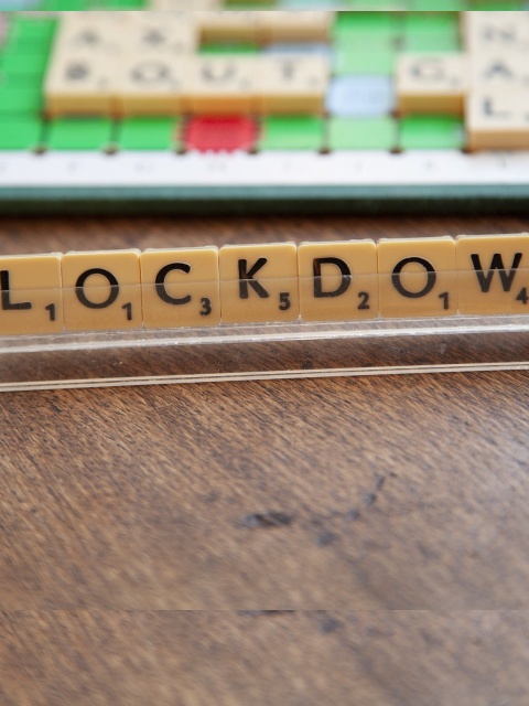 Das Wort "Lockdown" aus Scrabblesteinen geformt