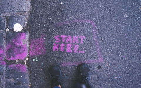 Tagline auf dem Boden "Start here". 