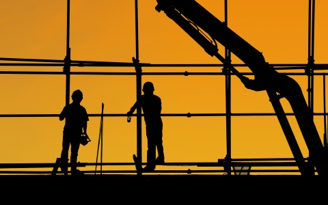 Das Foto zeigt die Silhouette von Bauarbeitern. Obwohl LeiharbeiterInnen dem Gesetz nach so gut wie gleichgestellt sein müssen, sieht es in der Praxis leider oft anders aus.
