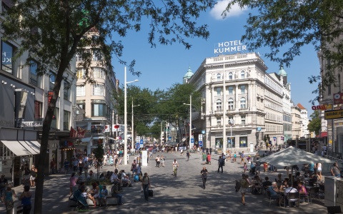Aufnahme der Mariahilfer Straße Ecke Neubaugasse: Fundraising auf der Straße ist eine umstrittene Methode, um Geld zu sammeln.