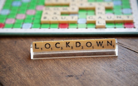 Das Wort "Lockdown" aus Scrabblesteinen