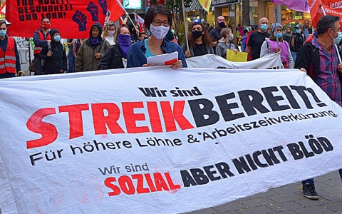Ein Plakat von Sozial aber nicht blöd bei der letzten Demo im Oktobber: "Wir sind Streikbereit"