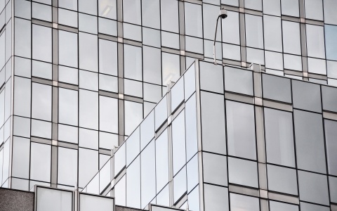 Glasfronten eines Firmengebäudes