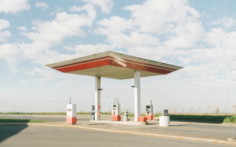 Tankstelle als Symbolbild für Unternehmen, die im Windschatten des Kriegs Gewinne machen und die Inflation antreiben
