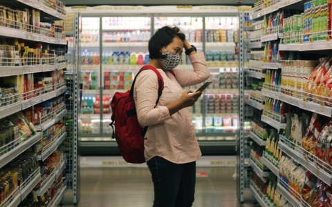 Frau im Supermarkt als Symbolbild für Teuerung bei Lebensmittel und Energiekosten