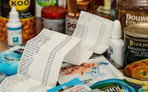 Das Bild zeigt einen Einkauf samt dazugehöriger Rechnung. Die Konsument:innen spüren die Teuerung beim Einkauf.
