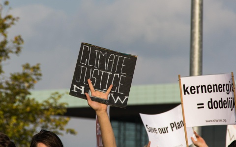 Das Bild zeigt einen Demonstranten mit einem Schild auf dem "Climate Justice" steht. Dafür wäre ein Lückenschluss bei der CO2-Steuer wichtig.