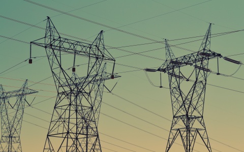 Strommasten als Symbolbild für Preisdeckel auf den Grundbedarf bei Strom und Gas
