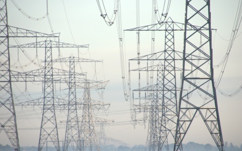 Strommasten als Symbolbild für Preisdeckel, um den Strompreis zu senken