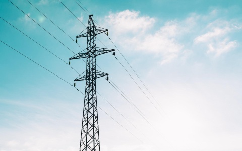 Strommast als Symbolbild für Übergewinnsteuer bei Energiekonzernen