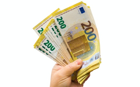 Hand mit Geldscheinen als Symbolbild für Anti-Teuerungsmaßnahmen