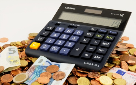 Taschenrechner und Geld als Symbolbild für Budget
