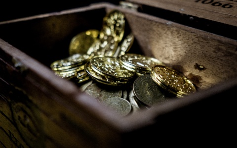 Box mit Gold als Symbolbild für Überförderung durch Unternehmenshilfen wie Energiekostenzuschuss