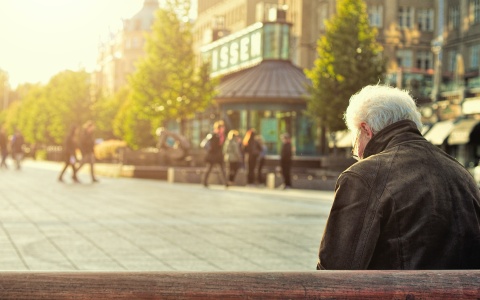 Ältere Person auf einer Bank als Symbolbild für Pensionen und das Pensionssystem