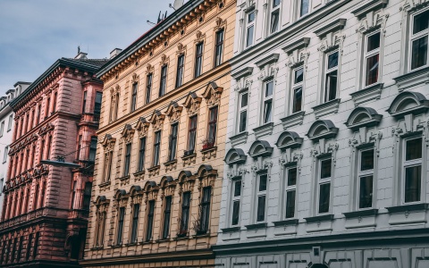 Mietenbremse: Das Bild zeigt eine Reihe von Wohnhäusern in Wien.