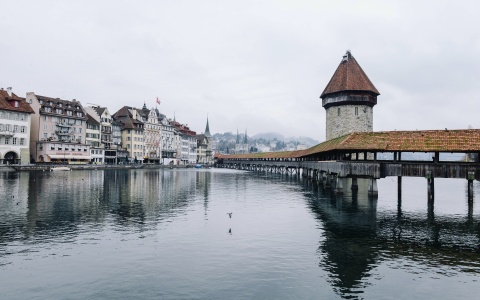 Das Bild zeigt eine Aufnahme der Stadt Luzern in der Schweiz, die eine beliebte Destination für Steuerflucht ist.