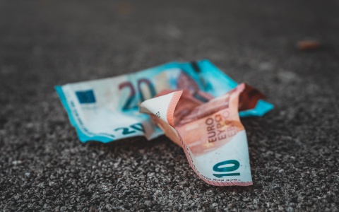 Das Bild zeigt eine zerknitterte 20-Euro und eine zerknitterte 10-Euro-Banknote