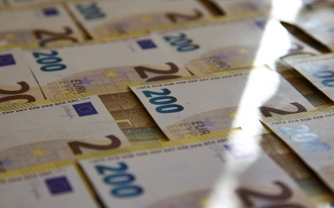 Das Bild zeigt viele nebeneinander liegende 200 Euro Banknoten