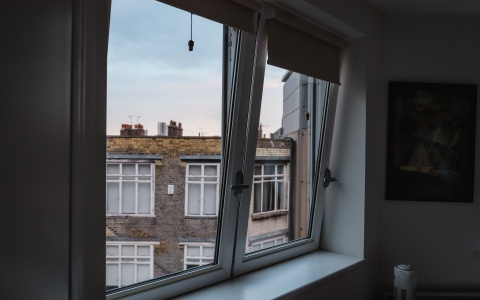 Blick aus Fenster einer Wohnung als Symbolbild für die (fehlende) MIetpreisbremse