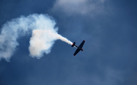 Das Foto zeigt Nebel, der aus einem Flugzeug strömt – Symbolisch für Flugemissionen. 