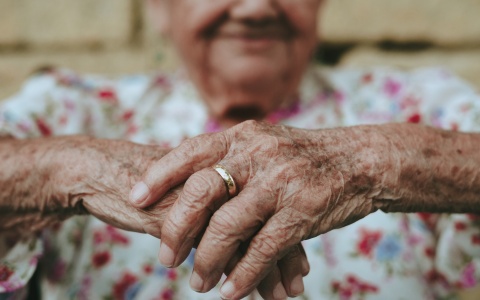 Hände einer alten Frau als Symbolbild für Pensionen und das Pensionssystem