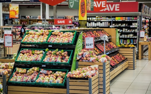 Das Bild zeigt eine Obstabteilung im Supermarkt, symbolisch für die Grundnahrungsmittel auf die die Mehrwertsteuer gesenkt werden sollte. 