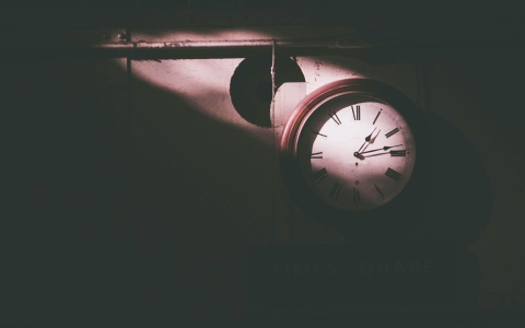 Uhr im Dunklen als Symbolbild für unbezahlte Überstunden