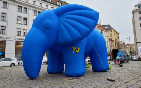Blauer Elefant als Symbolbild für den Elefant im Raum: die Vermögenssteuer