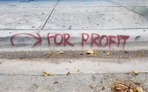 Randstein mit Graffiti "For Profit" als Symbolbild für die Profitinflation