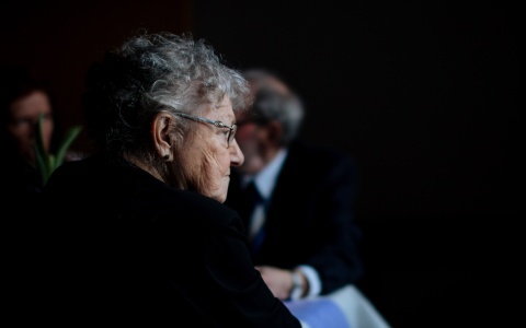 Equal Pension Day 2023 - man sieht eine ältere Frau von hinten. Sie trägt eine Brille und hat graues Haar.