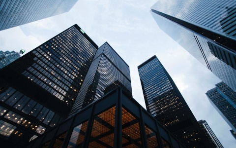 Wolkenkratzer als Symbolbild für Unternehmensprofite, die die Teuerung antreiben