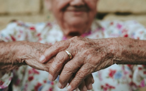 Hände einer älteren Frau als Symbolbild für Altersarmut bei Frauen