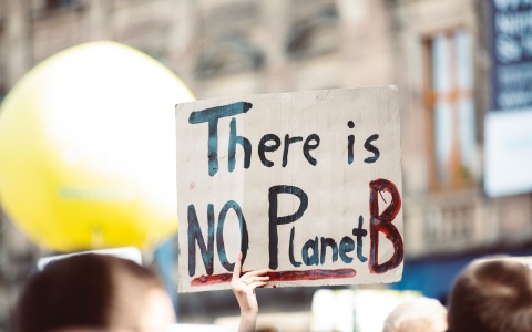 Schild mit Aufschrift "There is NO Planet B" als Symbolbild für die Klimakrise