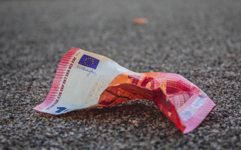 Zerknitterter 10-Euro-Schein als Symbolbild für die Teuerung in Europa, insbesondere in Österreich