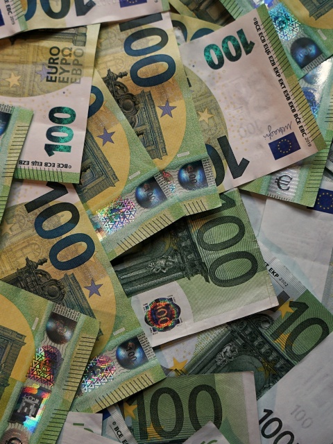 Geldscheine als Symbolbild für Lohnbetrug durch unbezahlte Überstunden
