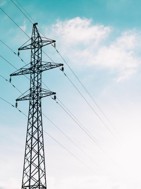 Strommast als Symbolbild für Übergewinnsteuer bei Energiekonzernen