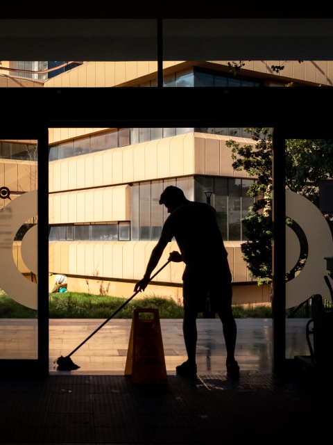 Reinigungskraft als Symbolbild für Niedriglohnbranchen, die ein Mindestlohn aufwerten würde
