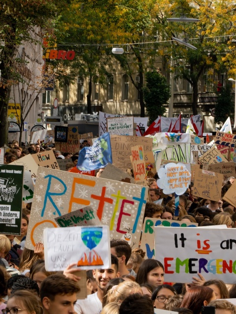 Das Bild zeigt eine Demonstration für Klimaschutz.