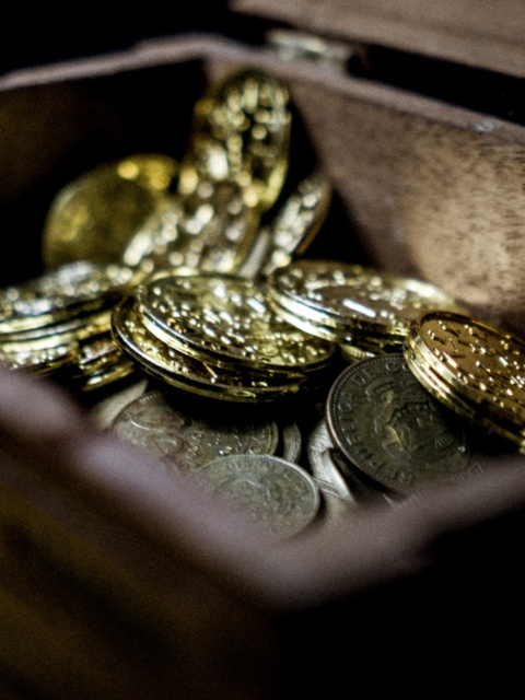 Box mit Gold als Symbolbild für Überförderung durch Unternehmenshilfen wie Energiekostenzuschuss