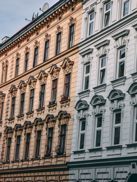 Mietenbremse: Das Bild zeigt eine Reihe von Wohnhäusern in Wien.