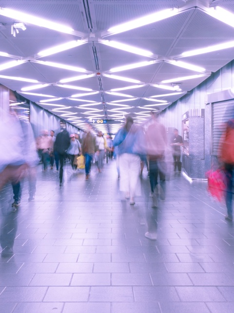 Menschen im Zeitraffer in Ubahnstation als Symbolbild für die Analyse der Arbeitszeit im Arbeitszeitreport des Momentum Instituts