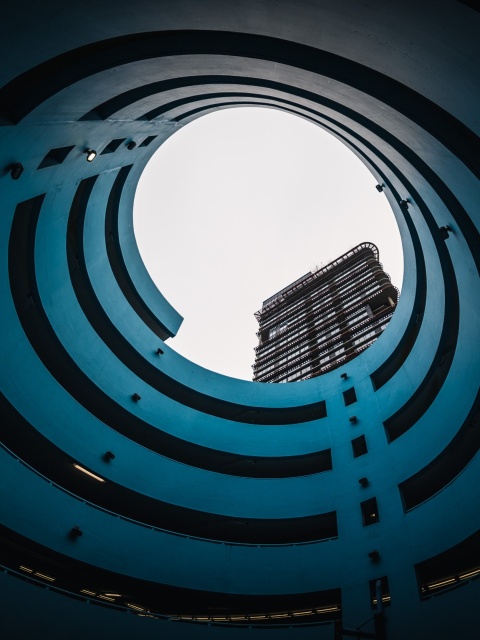 Gebäude in Spiralform als Symbolbild für Profit-Preis-Spirale