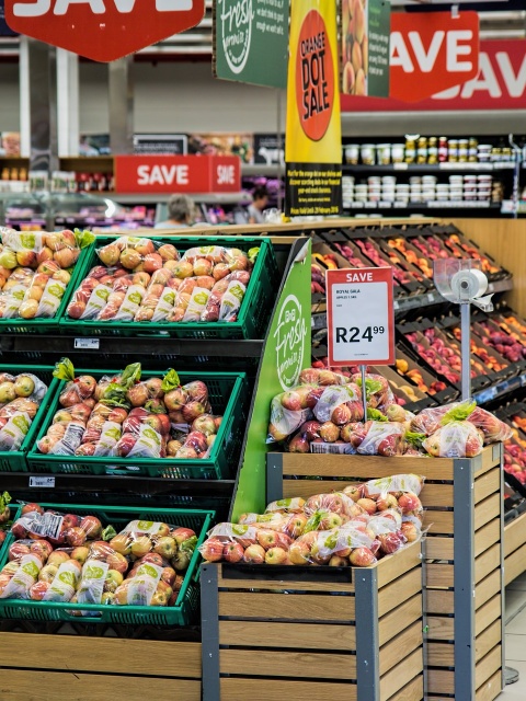 Das Bild zeigt eine Obstabteilung im Supermarkt, symbolisch für die Grundnahrungsmittel auf die die Mehrwertsteuer gesenkt werden sollte. 