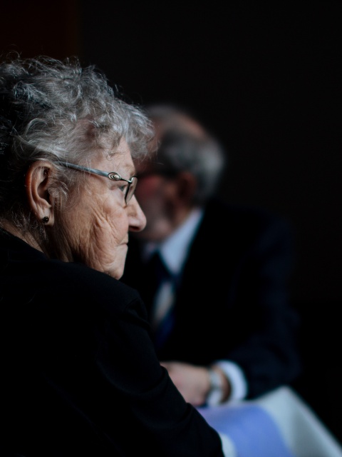 Equal Pension Day 2023 - man sieht eine ältere Frau von hinten. Sie trägt eine Brille und hat graues Haar.