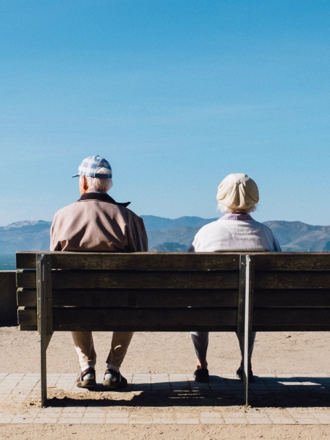 Foto von zwei alten Menschen auf einer Bank als Symbolbild für Pensionsantritt