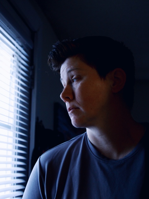 Foto vom Frau, die mit besorgtem oder traurigem Blick aus dem Fenster schaut, als Symbolbild für zu niedrige Sozialleistungen