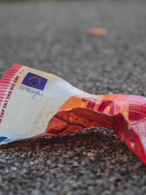 Zerknitterter 10-Euro-Schein als Symbolbild für die Teuerung in Europa, insbesondere in Österreich