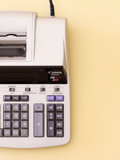 Abbildung einer alten Rechenmaschine als Symbol für die Steuerreform